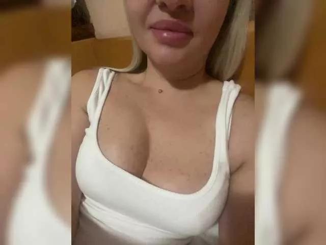 DinaXKisa on BongaCams 