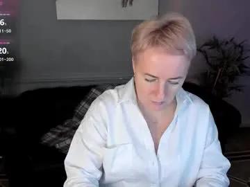 nika_smit — Let me lift up my top [42 tokens left]