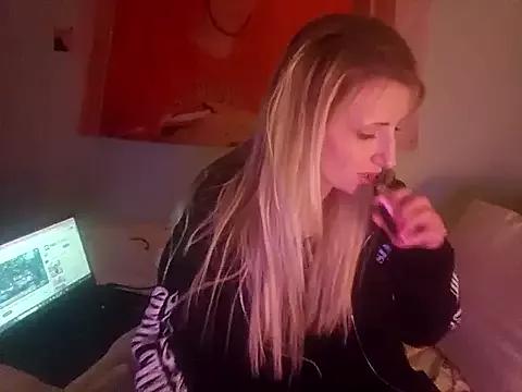 blondeGia143 on StripChat 