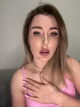 LunaDiamondX on StripChat 