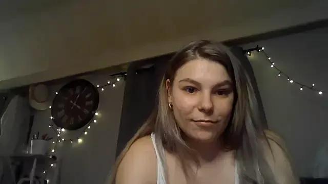 PetiteBxAlpha on StripChat 